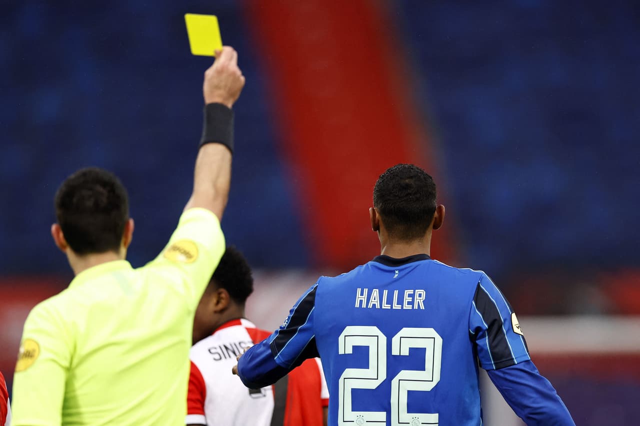 Ajax derrota a Feneyoord 2-0 durante la J17 en la Eredivisie. El primer tanto fue un gol en contra por parte de Marcos Senesi al 44', mientras que Dusan Tadic aseguraba la victoria al 81'. Edson Álvarez fue titular durante el encuentro.