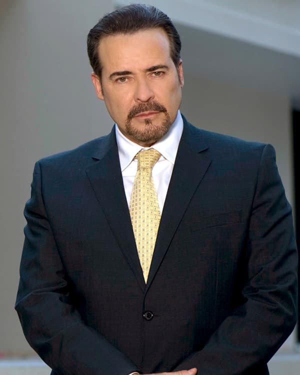 Como 'Emiliano' en 'Llena de amor', en 2010,
<b><a href="http://www.univision.com/temas/cesar-evora">César</a></b> demostró su versatilidad a la hora de actuar como alguien débil.