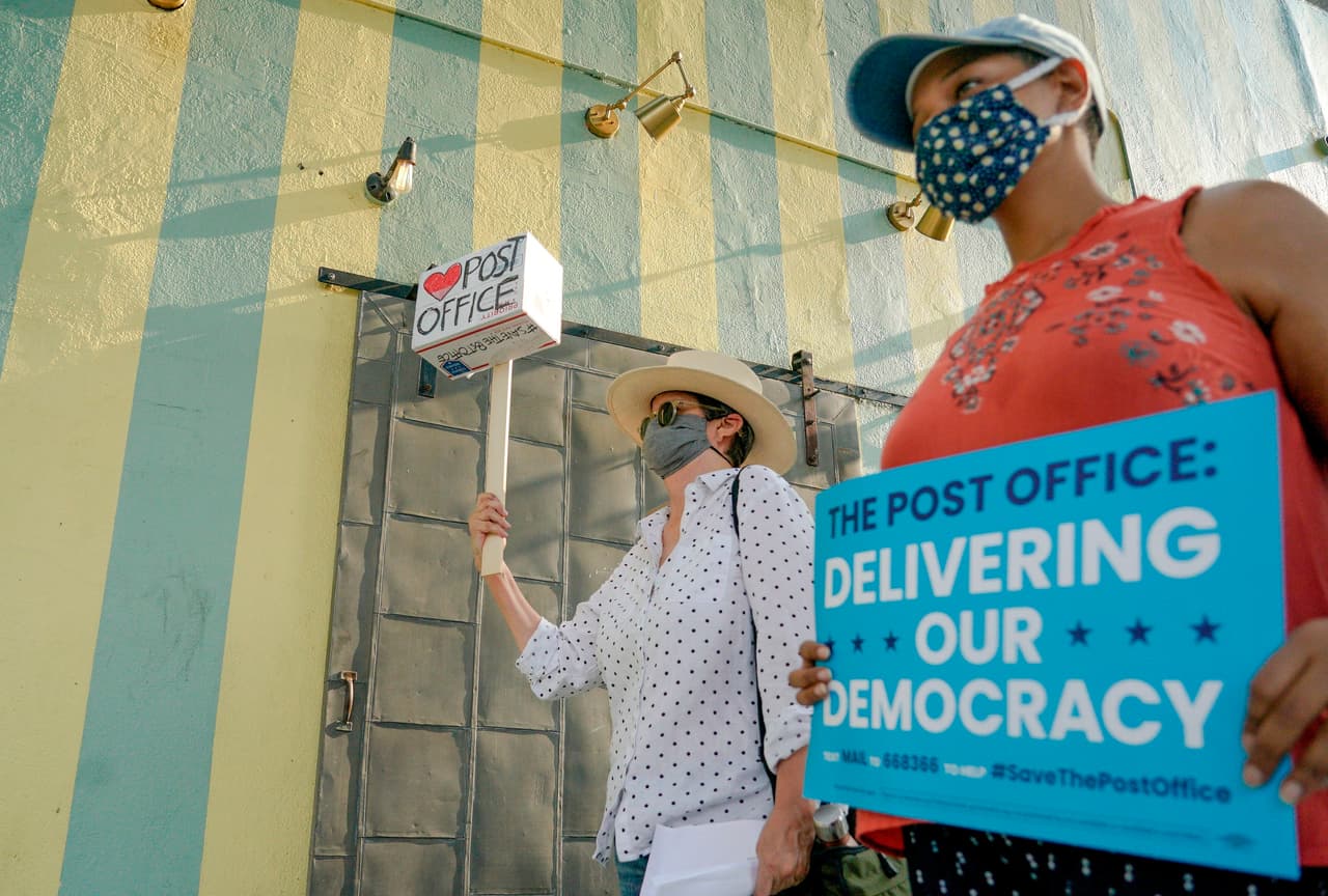 Las manifestaciones en las oficinas de correos de todo el país vieron a residentes preocupados que mostraban su apoyo a los carteros y rechazaban los cambios en la política de USPS de la administración Trump.
<br>