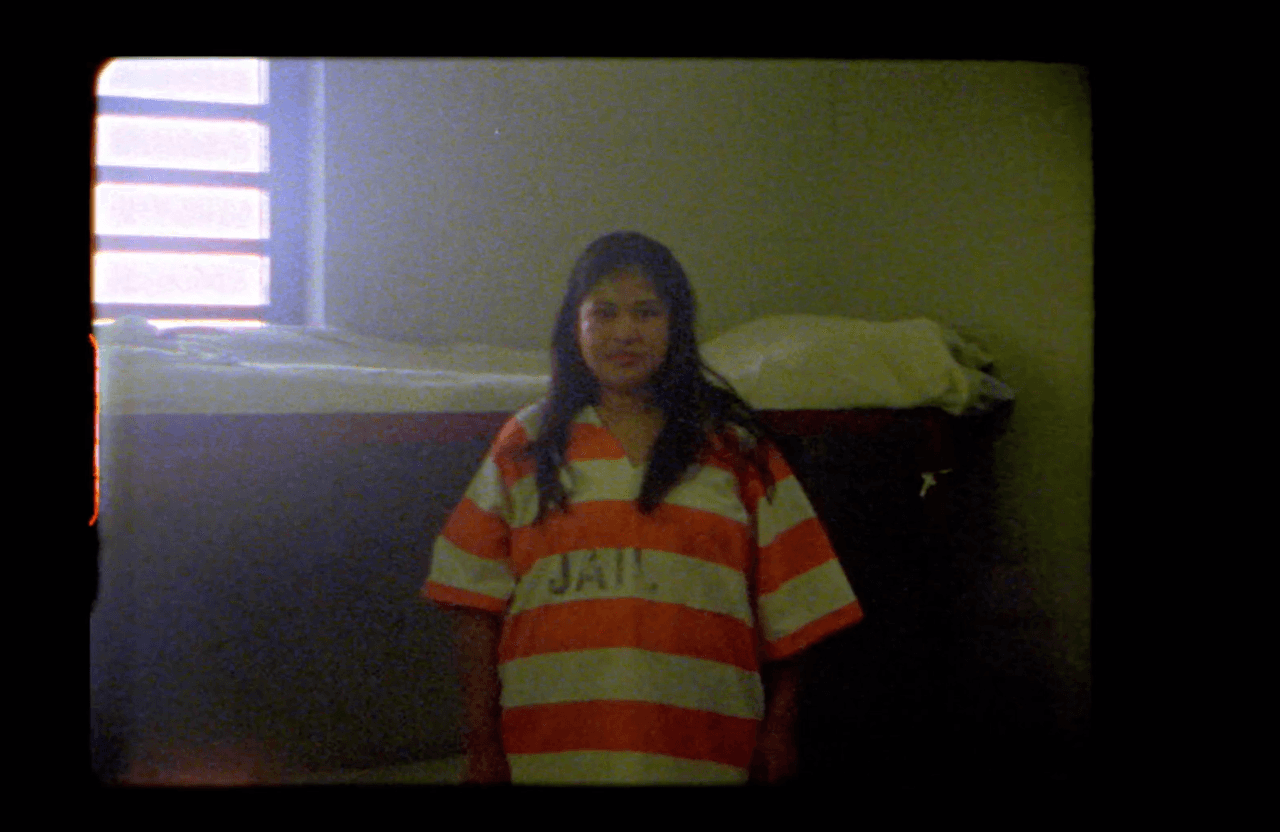 En el juicio de 2005, los fiscales llamaron a tres testigos expertos que insistieron en que no había manera de que Gutiérrez pudiera haberse quedado solo con las toallas de papel en la garganta. El abogado litigante de Jiménez tenía fondos limitados, y el juez rechazó las solicitudes de dinero para contratar expertos.
<br>
<br>Jiménez fue condenada a 99 años. La mujer siempre sostuvo que era inocente.