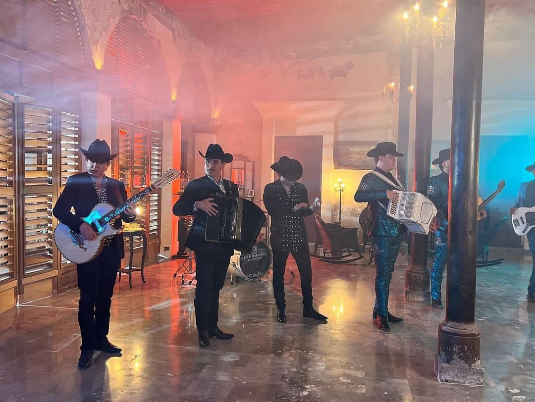 Este acto fue considerado una promoción de actividades que representan un riesgo para la seguridad, lo que llevó al Departamento de Estado de Estados Unidos a revocar sus visas. Esto provocó la cancelación de presentaciones programadas, como una en Tulsa, Oklahoma, el 4 de abril de 2025.