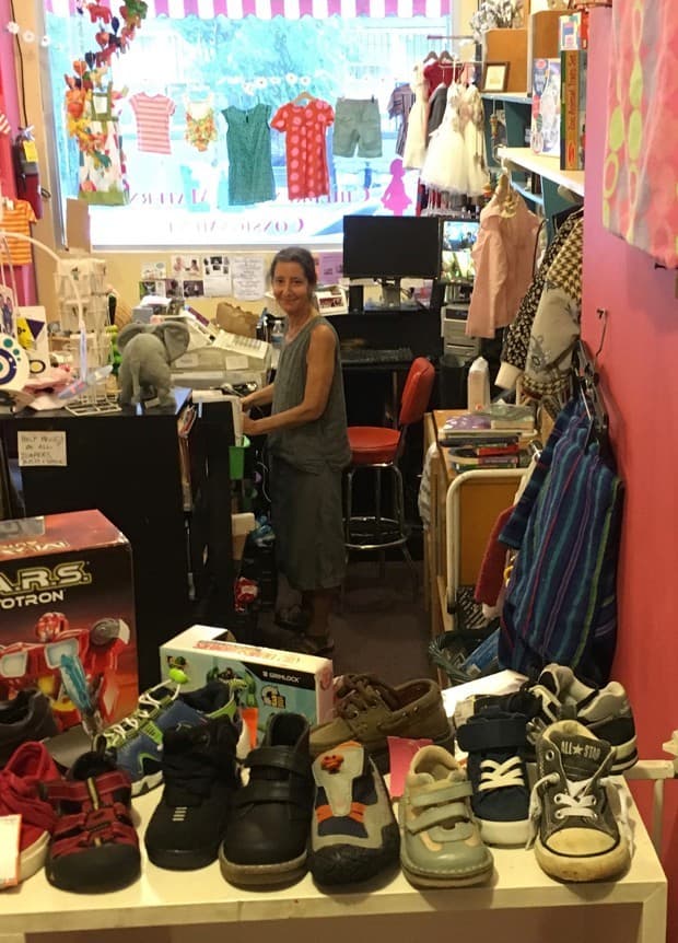 Gayle Raskin, copropietaria de Jane's Exchange, en su tienda.