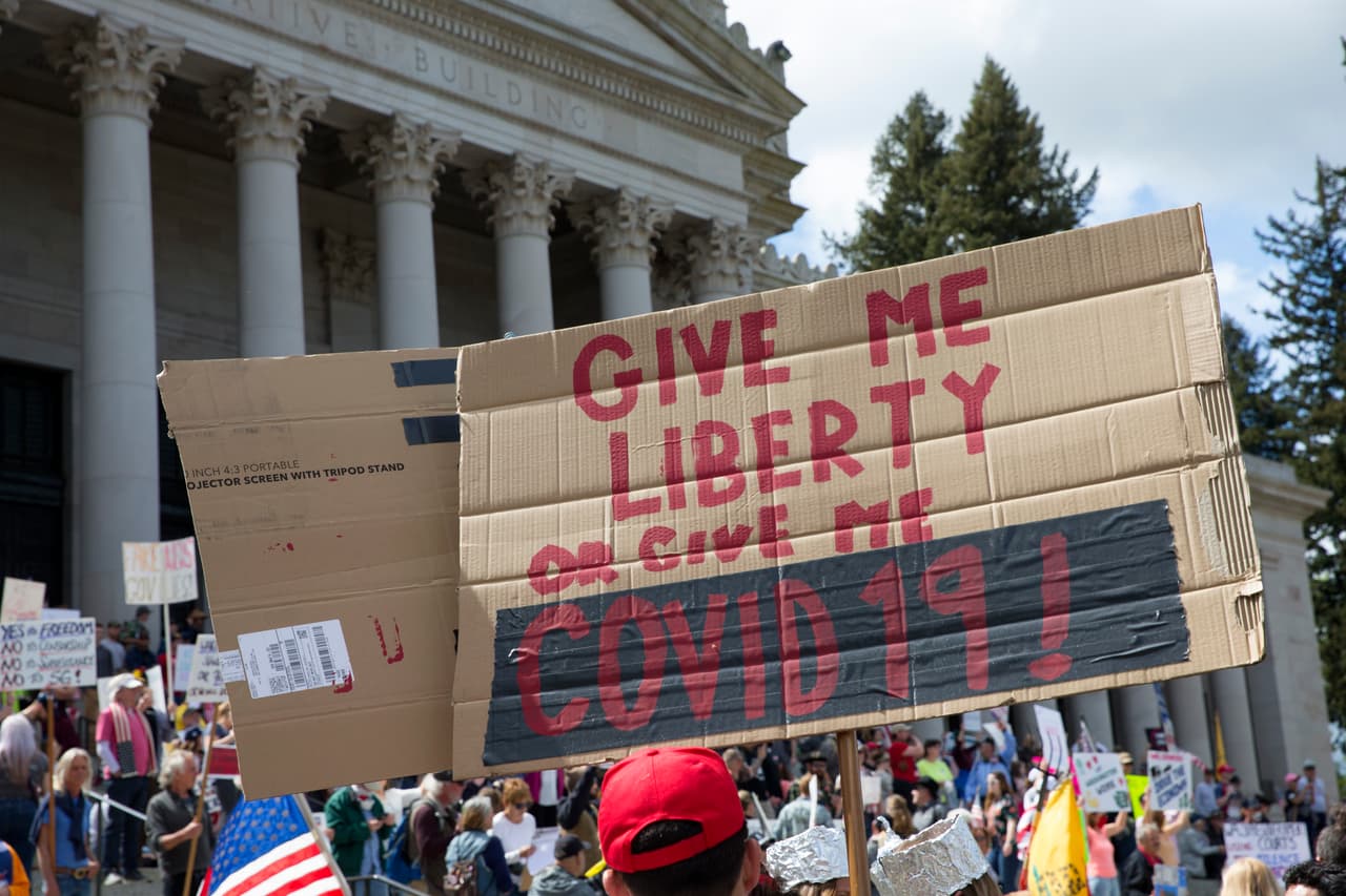 Cientos de manifestantes se apostaron frente al Capitolio, en Washington, para protestar por la medida de 'quédate en casa' decretada por el gobernador del estado,
<br>Jay Inslee, hace un mes, para evitar la propagación del coronavirus.