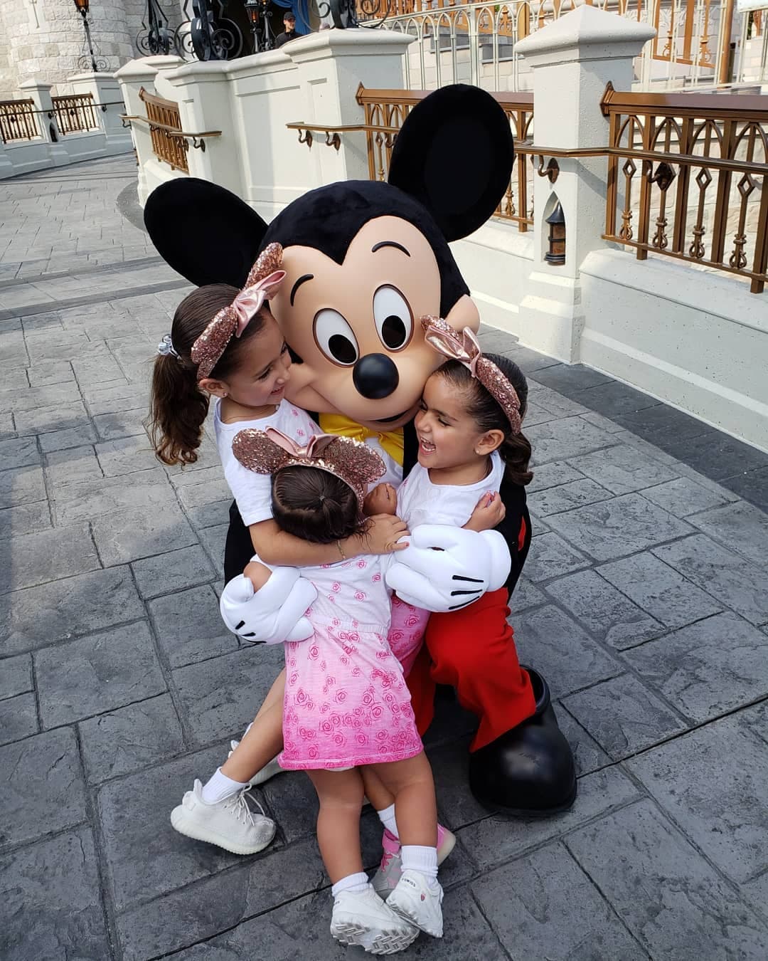 Hay imágenes que no necesitan mucha descripción como esta, donde las hijas de Jacky posan junto con Micky Mouse.
