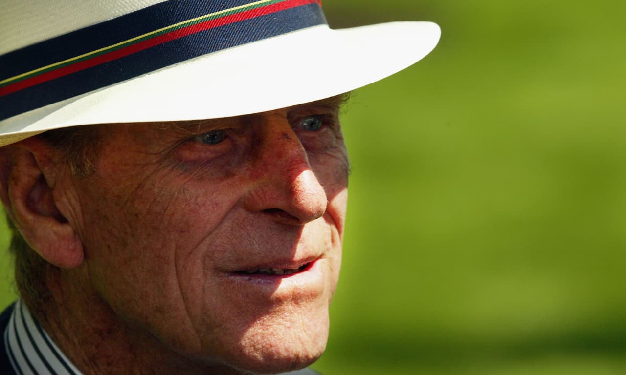 Amigos y exempleados coinciden en que Lady Di hablaba de más. En el libro '
<b><a href="https://www.theguardian.com/uk/2000/sep/25/monarchy.stephenbates">Shadows of a Princess</a></b>', de su exsecretario Patrick Jephson, se dice que se burlaba de los antepasados griegos del Duque de Edinburgo al llamarlo "Stavros", un nombre común en Grecia que se ha popularizado tanto que se ha convertido en una especie de gentilicio.