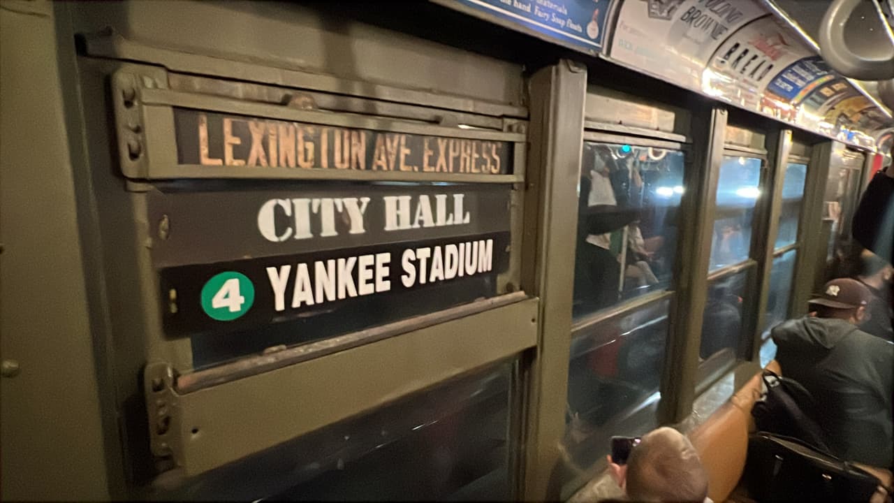 Los viajeros tienen la oportunidad de ver un vagón completamente conservado que
<b>cuenta con los anuncios y señales originales y los sonidos</b>.
<br>