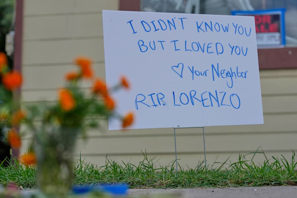 Mensajes para honrar la memoria de Lorenzo Salgado Araujo, asesinado por el ICE en Houston, Texas. (AP Photo/David J. Phillip)