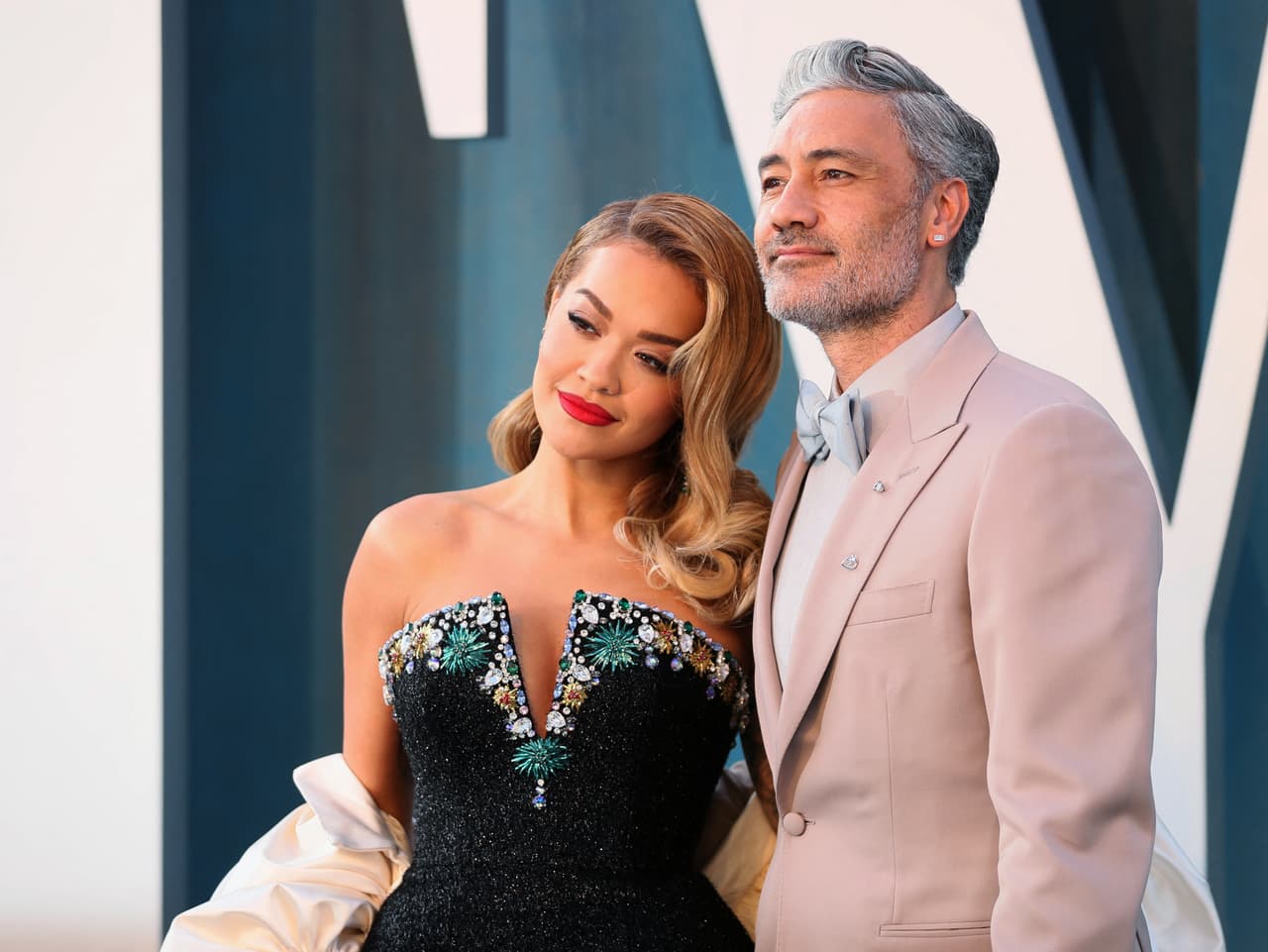 El director y actor de 46 años tiene una relación con la cantante Rita Ora de 31 años, que se confirmó en agosto de 2021 durante la alfombra roja de ‘The Suicide Squad’. De acuerdo con una foto que el cineasta compartió el 14 de febrero de 2022, la pareja se conoció en 2018 pero no fue hasta 2021 que decidieron ser novios.