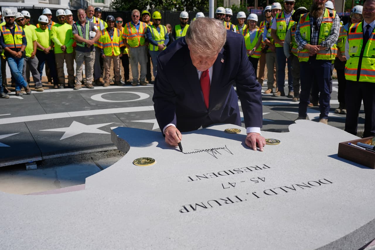 Donald Trump hace de guía turístico de la Casa Blanca para mostrar las obras de su helipuerto y salón de baile