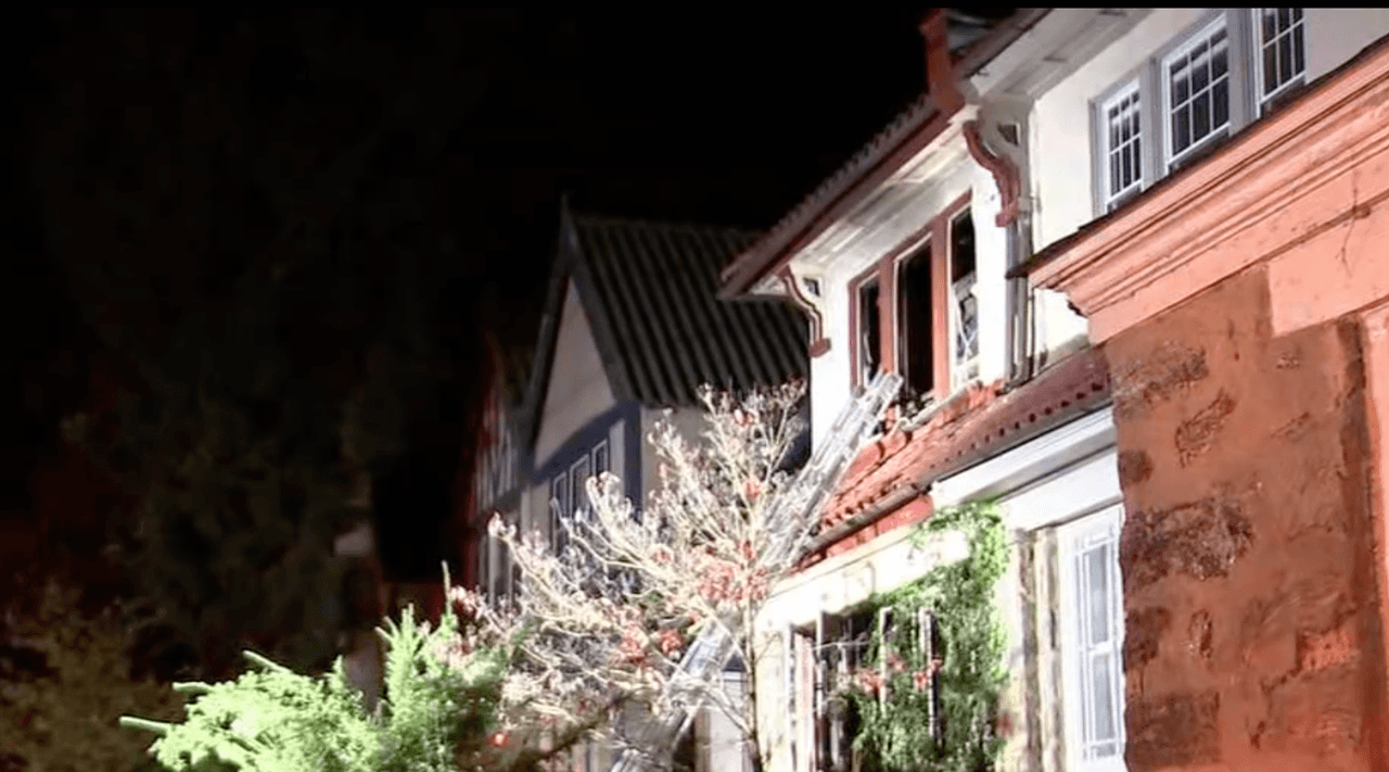 Las autoridades dicen que el fuego se controló en unos 20 minutos. Un total de dos adultos y tres niños ocuparon la vivienda. Un niño de 7 años en el hogar se encuentra actualmente en el hospital y figura en condición estable.