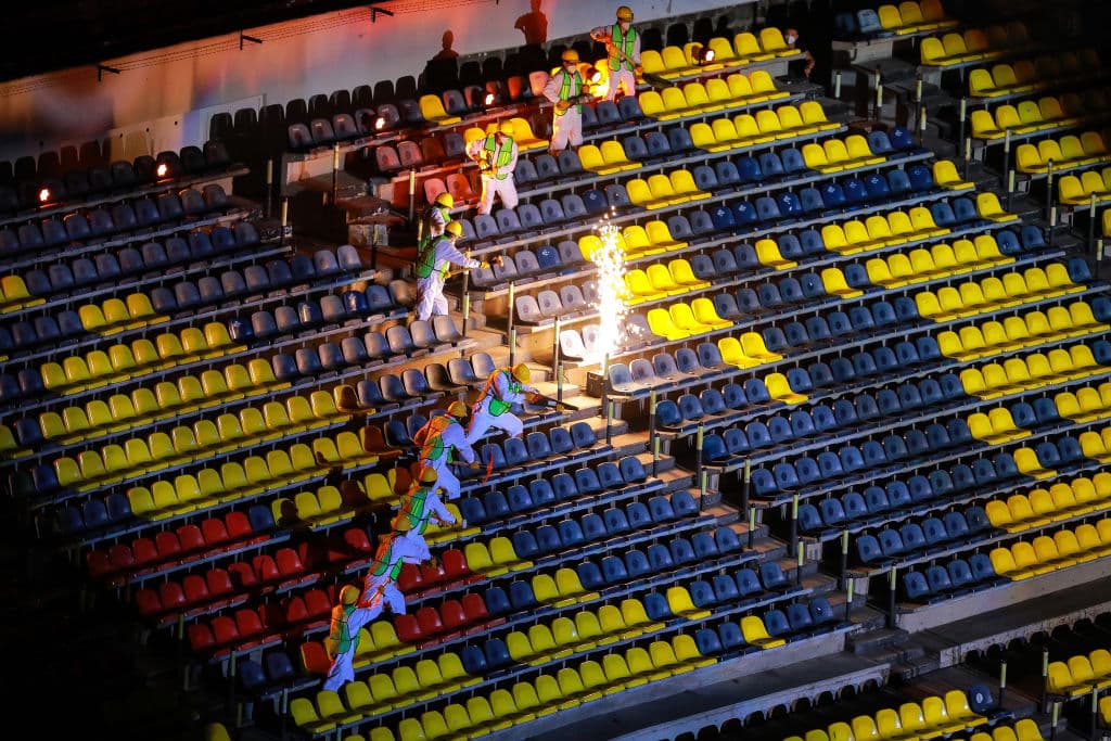 Con un espectáculo repleto de luces, rayos láser y bailes, la Federación Mexicana de Futbol presentó el nuevo logotipo o escudo que portarán las nuevas generaciones de futbolistas.