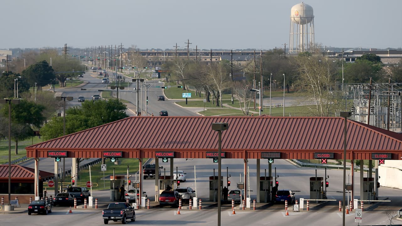 En registro de masacres del estado también figura la ocurrida el 5 de noviembre de 2009 en la base militar Fort Hood, en Killeen, un poblado al norte de Austin. En el tiroteo, un psiquiatra y mayor del ejercito abrió fuego dentro de las instalaciones de la base y
<a href="https://www.univision.com/local/houston-kxln/noticias/nidal-malik-hasan-es-condenado-a-muerte-por-masacre-en-fort-hood" target="_blank">mató a 13 personas y dejó heridas a más de 30. </a>