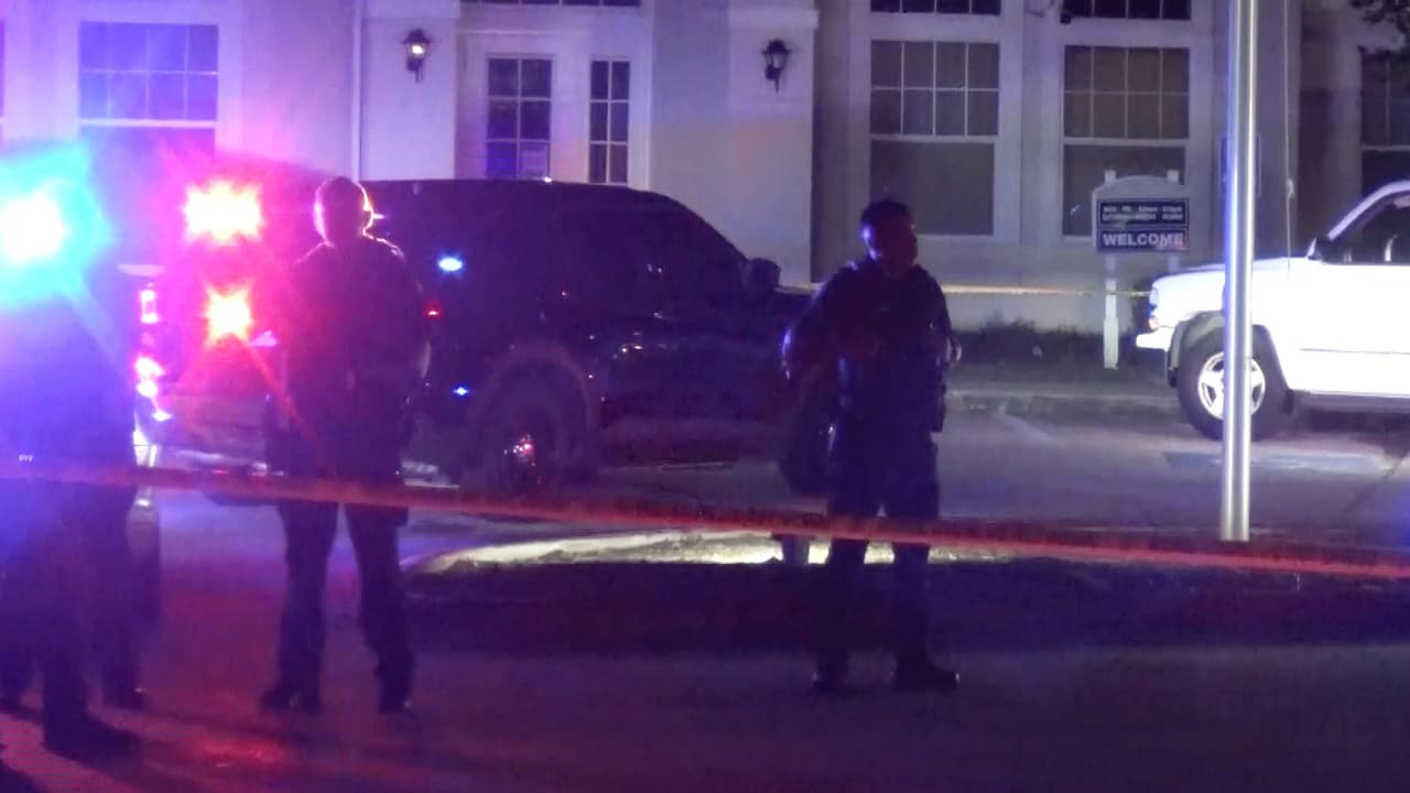 Mueren dos jóvenes y otro resulta herido tras tiroteo en unos apartamentos al norte de Houston