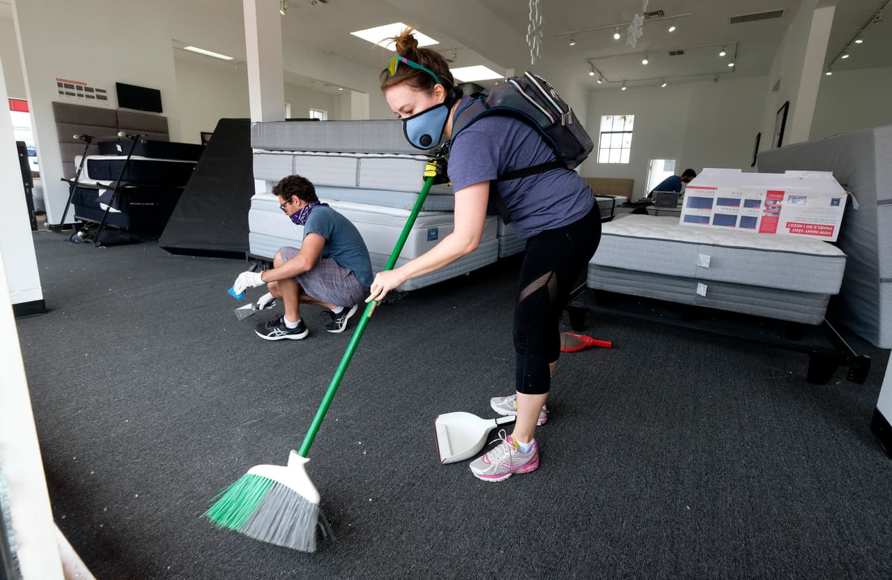 Entre los más afectados están los dueños de negocios locales, sus trabajadores y todos los expuestos al coronavirus, ya que otra preocupación de las autoridades es que la amenaza del virus aún no desaparece, y temen un aumento de casos en los próximas semanas.
