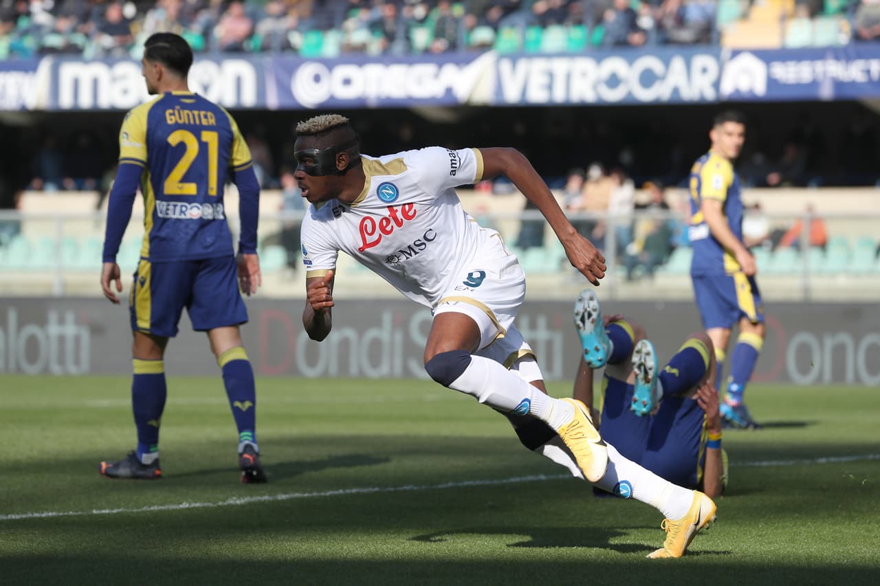 En un duelo donde el mexicano 'Chucky' Lozano jugó 63 minutos y tuvo un papel discreto, el nigeriano Victor Osimhen marcó los dos goles del Napoli, que valieron el triunfo ante Hellas Verona.