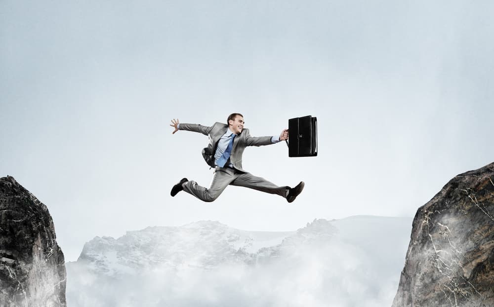 <b>Capricornio</b>
<br>
<b>Tu regente es el planeta Saturno y está retrógrado</b>
<br>
<b>La tónica que prevalece este mes es: Sueños que se vuelven realidad</b>
<br>Sé práctico y directo en tus asuntos durante este mes de Géminis para que con tu actitud positiva puedas neutralizar la acción retrógrada de tu regente, Saturno, y del planetoide Plutón. Hay gentes que se ufanan en complicarte la vida porque ellos mismos viven vidas complicadas e infelices. Si te dejas envolver por sus comentarios, quejas y frustraciones, vas a sentirte como ellos.