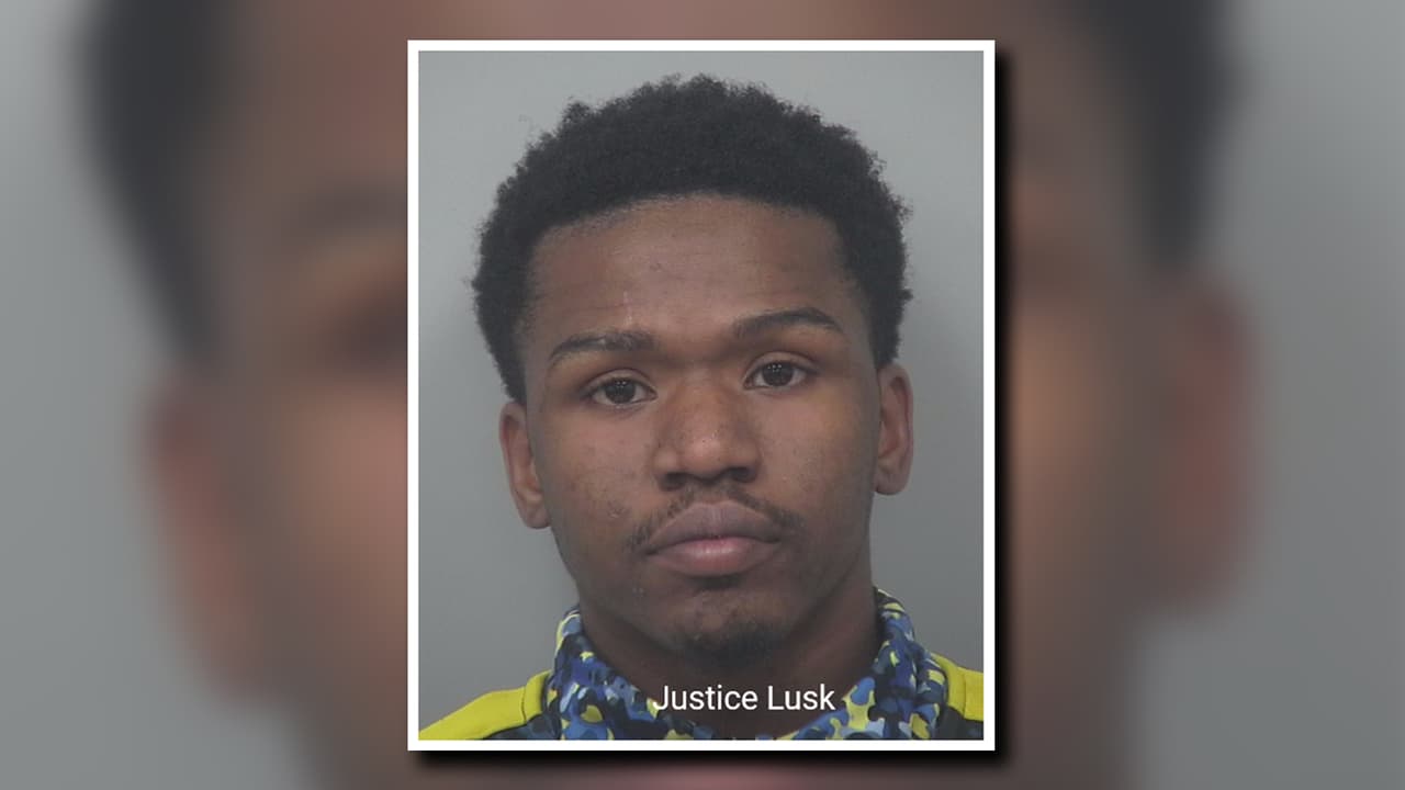 Por el caso fue arrestado Justice R. Lusk, de 21 años, de Stone Mountain. El joven acusado de tres cargos de homicidio grave, tres cargos de agresión agravada y tres cargos de posesión de un arma de fuego durante la comisión de un delito grave, según el Departamento de Policía de Gwinnett.