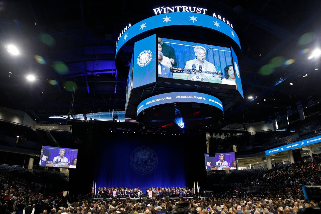 Una multitud llenó Wintrust Arena, donde fue la ceremonia.