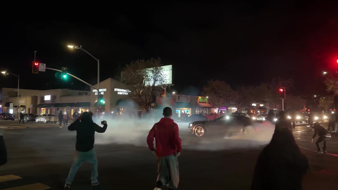 En los últimos años, estos "sideshows" han experimentado un aumento en su popularidad y tamaño, lo que ha llevado a una mayor peligrosidad de estos eventos debido a su promoción en las redes sociales.
<br>