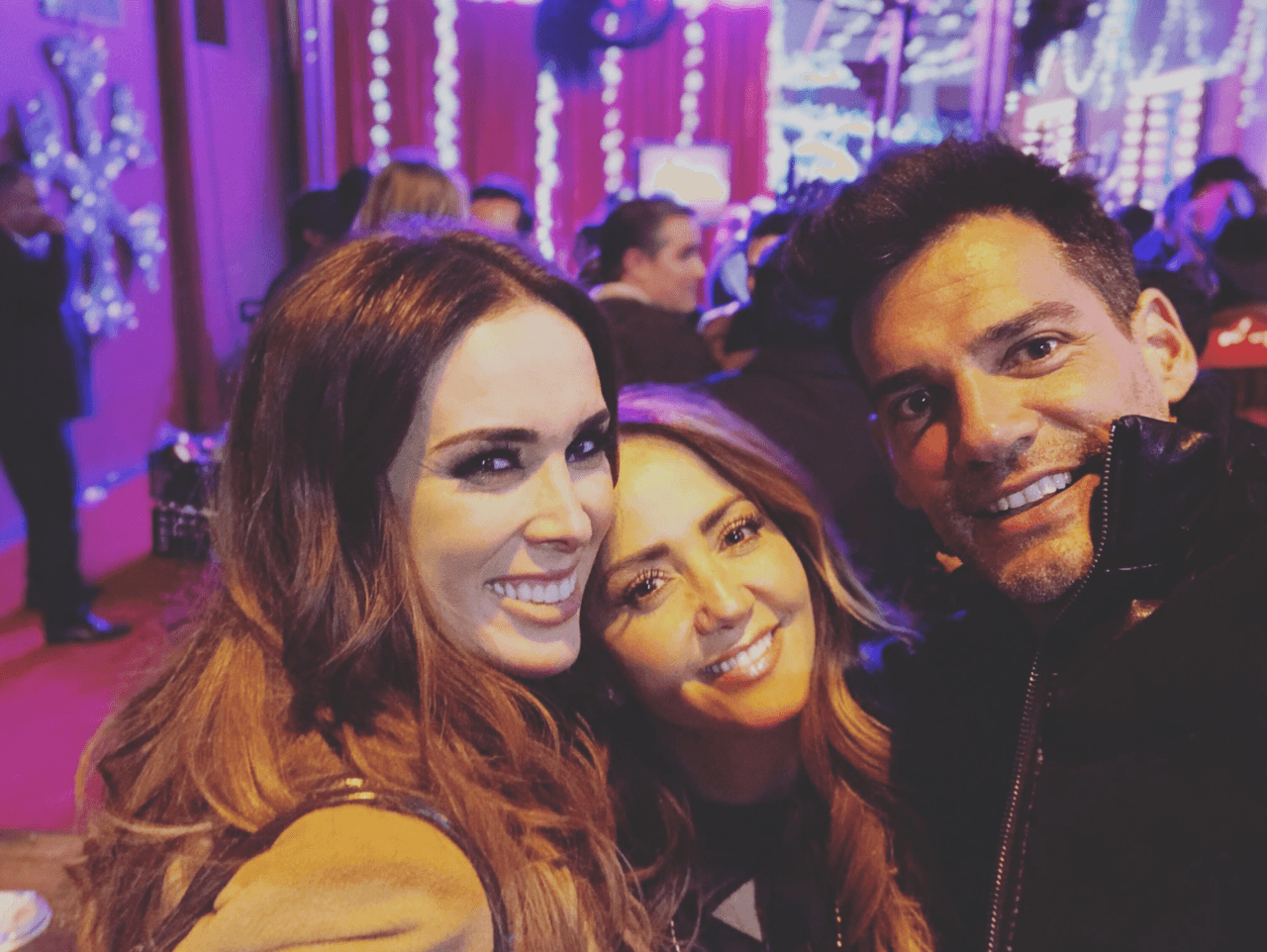 Antes posó para las cámaras con Andrea Legarreta y Cristián de la Fuente.