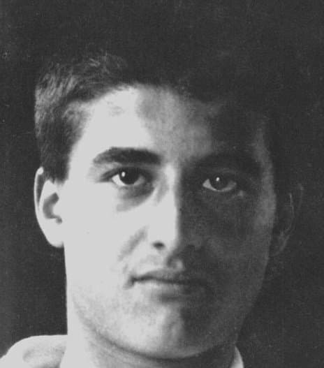 Pier Giorgio Frassati también fue designado el Santo Patrón de los deportistas. Era un activista social que además de lucirse en sus estudios, era muy buen deportista, amante de las montañas, excursiones y claro, partidos de fútbol.