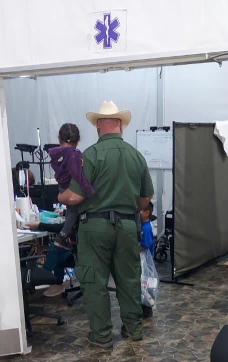 Esta foto fue tomada recientemente en una planta de procesamiento del Sector Tucson. Un agente llevó a dos niños no acompañados al personal médico para una evaluación después de que los encontraron en la frontera. "Los niños reciben una gran compasión mientras están bajo nuestra custodia. Este es un gran ejemplo de los esfuerzos humanitarios que los agentes brindan todos los días", tuiteó John Modlin, Jefe del sector Tucson.