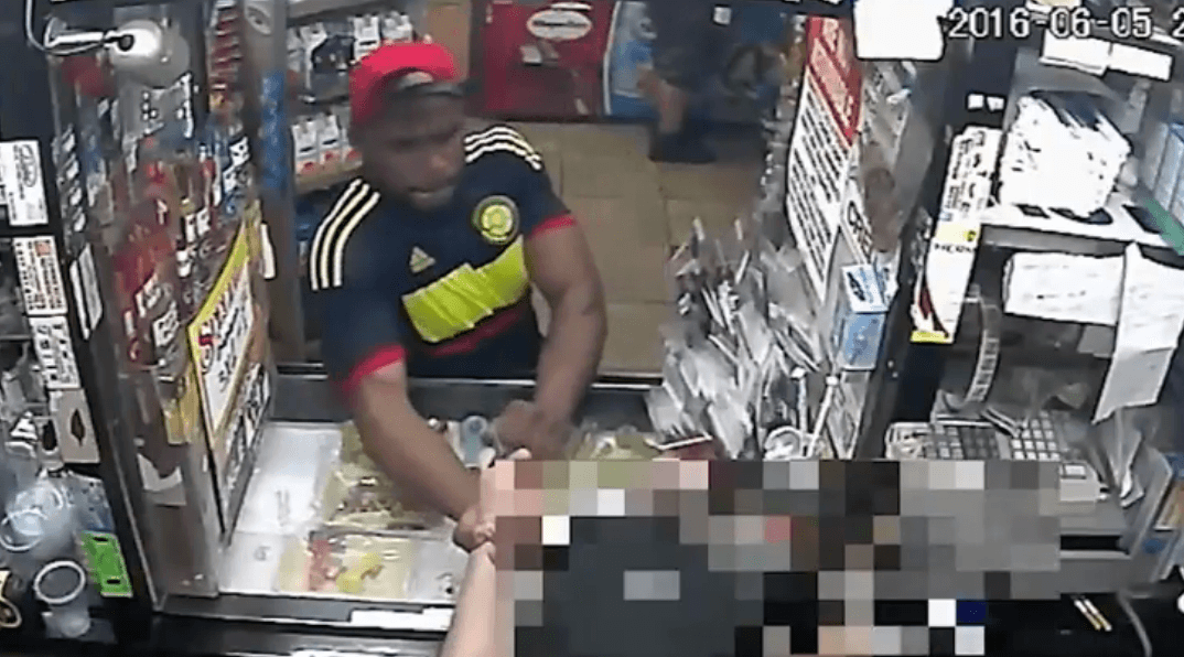 VIDEO: Con la camisa del equipo de fútbol de Colombia asalta bodega en El Bronx