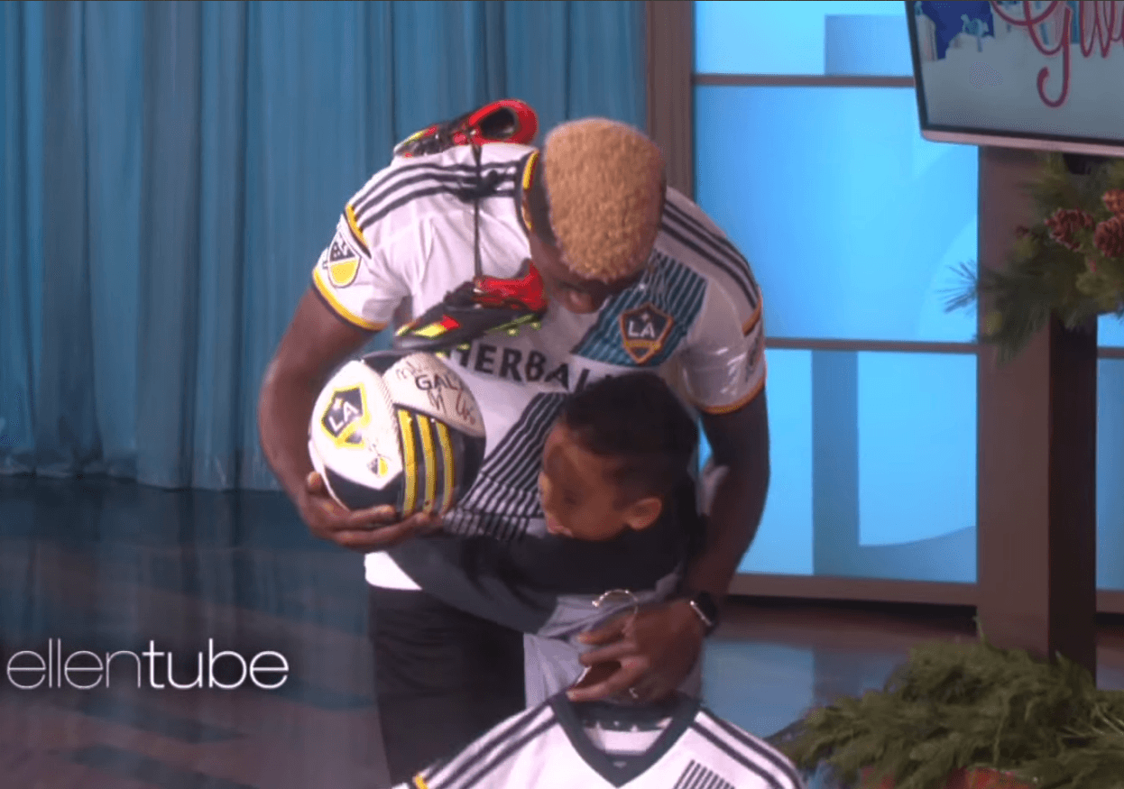 Delantero del LA Galaxy y EE.UU. Gyasi Zardes sorprende adorablemente a pequeño aficionado