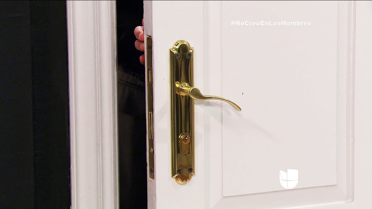 ¡Cuidado María Dolores! Ya entró al cuarto donde te estás cambiando.