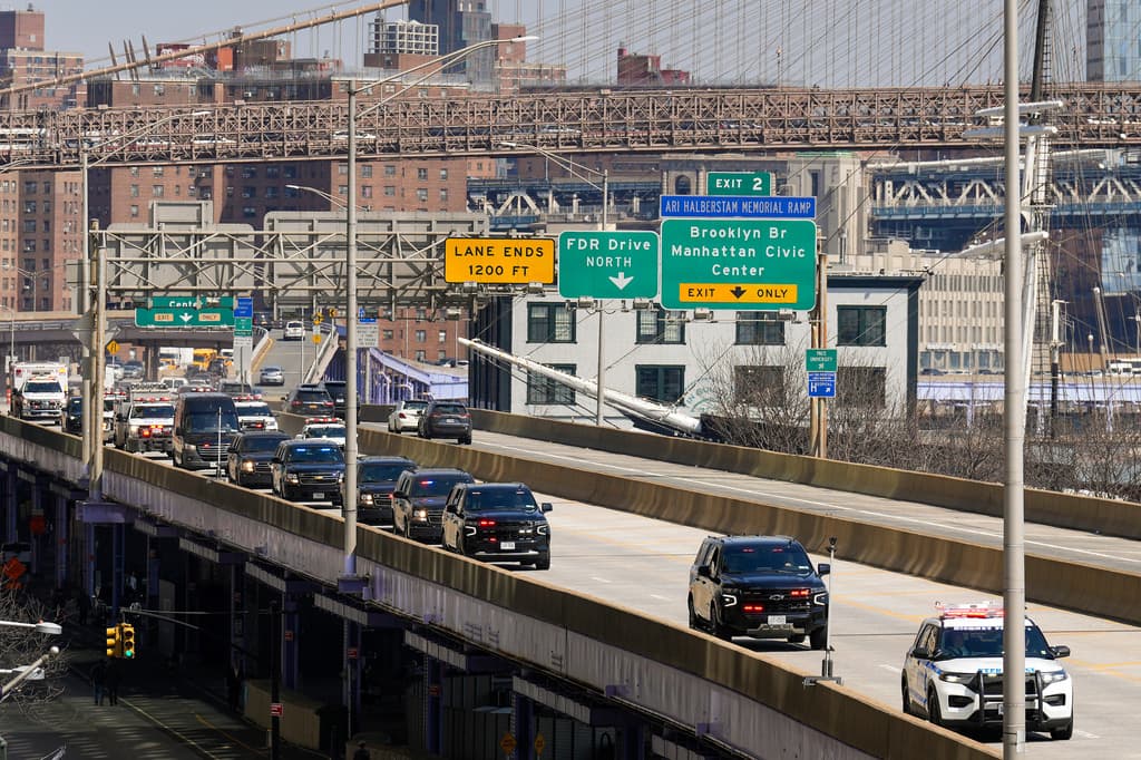 Los abogados de Maduro y Cilia Flores alegan que Estados Unidos viola sus derechos constitucionales al impedir que paguen por sus gastos legales con dinero del gobierno de Venezuela.
<br>
<br>La audiencia del 26 de marzo concluyó sin que el juez Alvin Hellerstein emitiera una determinación sobre el asunto.
<br>
<br>Al terminar la audiencia, Maduro y Flores fueron regresados en esta caravana a la cárcel en Brooklyn.