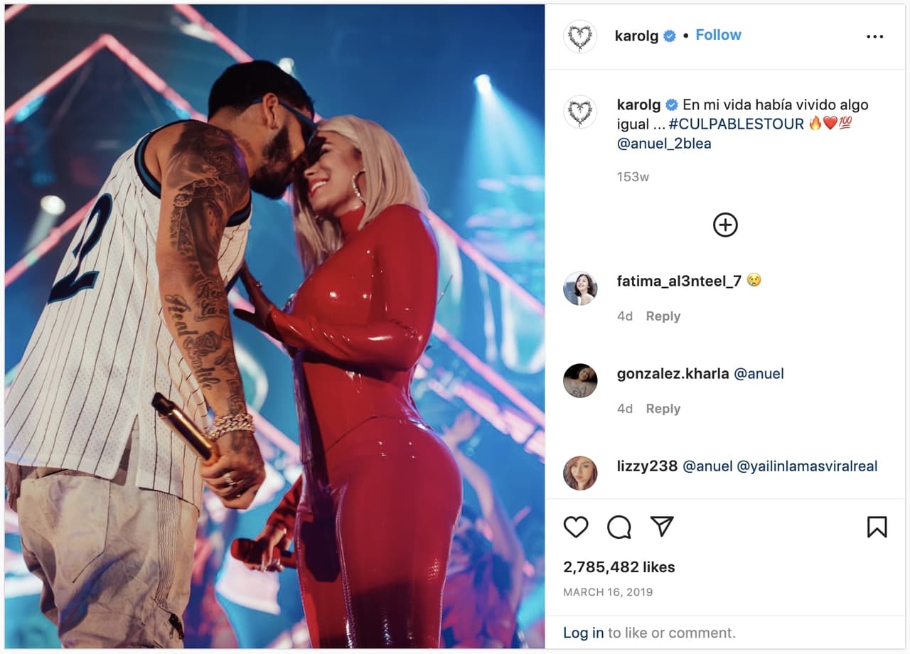 Pero no fue hasta finales de ese mismo año, durante un concierto de Anuel en Nueva York, cuando el mundo se enteró de su romance, al subir Karol G al escenario para cantar juntos el tema ‘Culpables’ y al término, sorprendieron a los presentes con un gran beso.