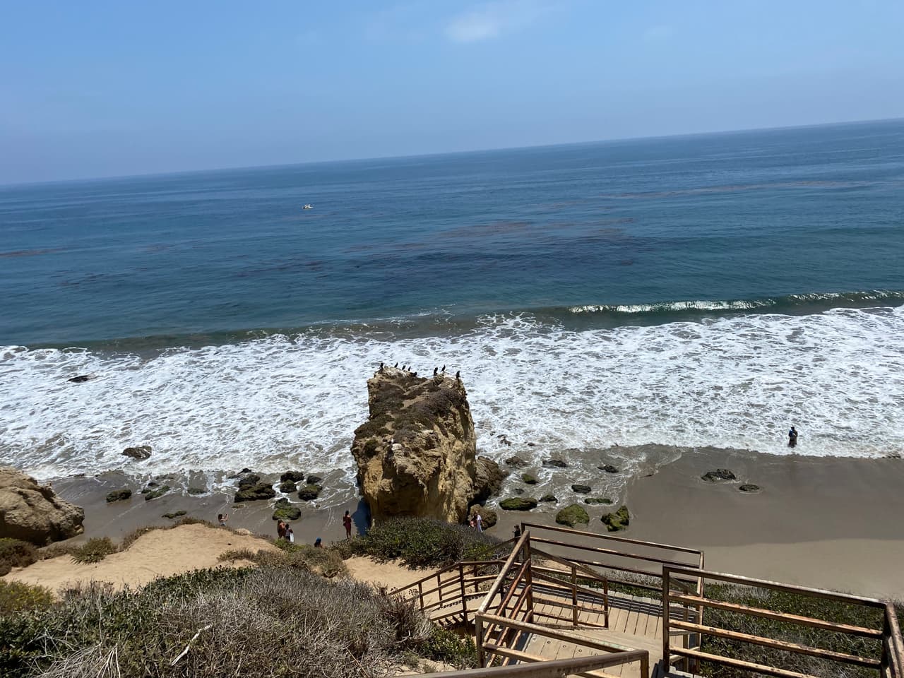 Pero no te confundas, la playa más popular del Robert H. Meyer Memorial State Beach en Malibú, también es visitada por familias enteras y a los niños les encanta porque desde la orilla se pueden ver a los delfines saltando a pocos metros de la costa.