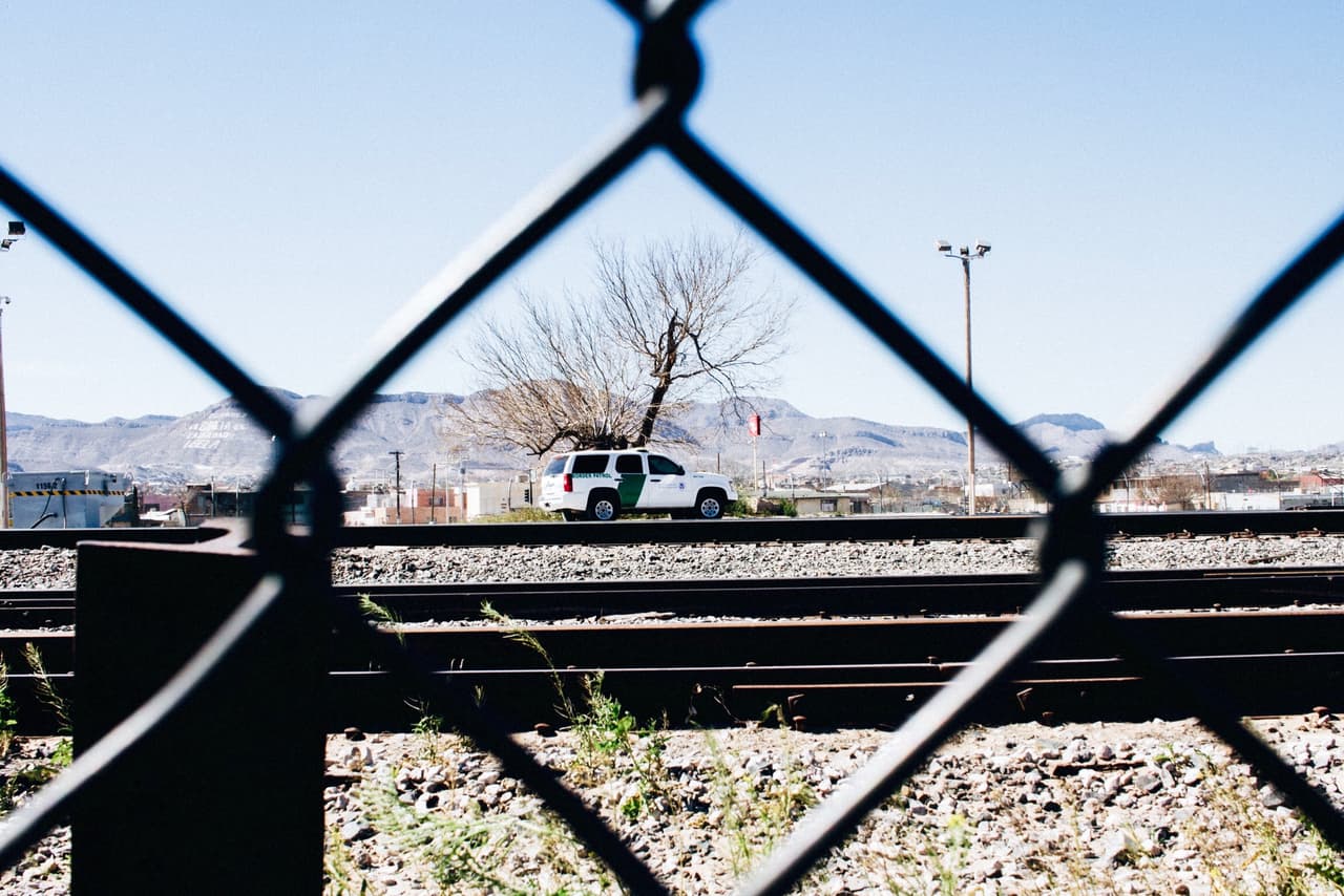 "Compañeros de camino. Una patrulla fronteriza atravez de la cerca en El Paso, Texas".