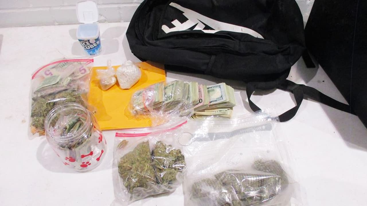 En el operativo se incautaron 9,000 dólares en efectivo, una escopeta, cuatro pistolas y varios tipos de drogas.