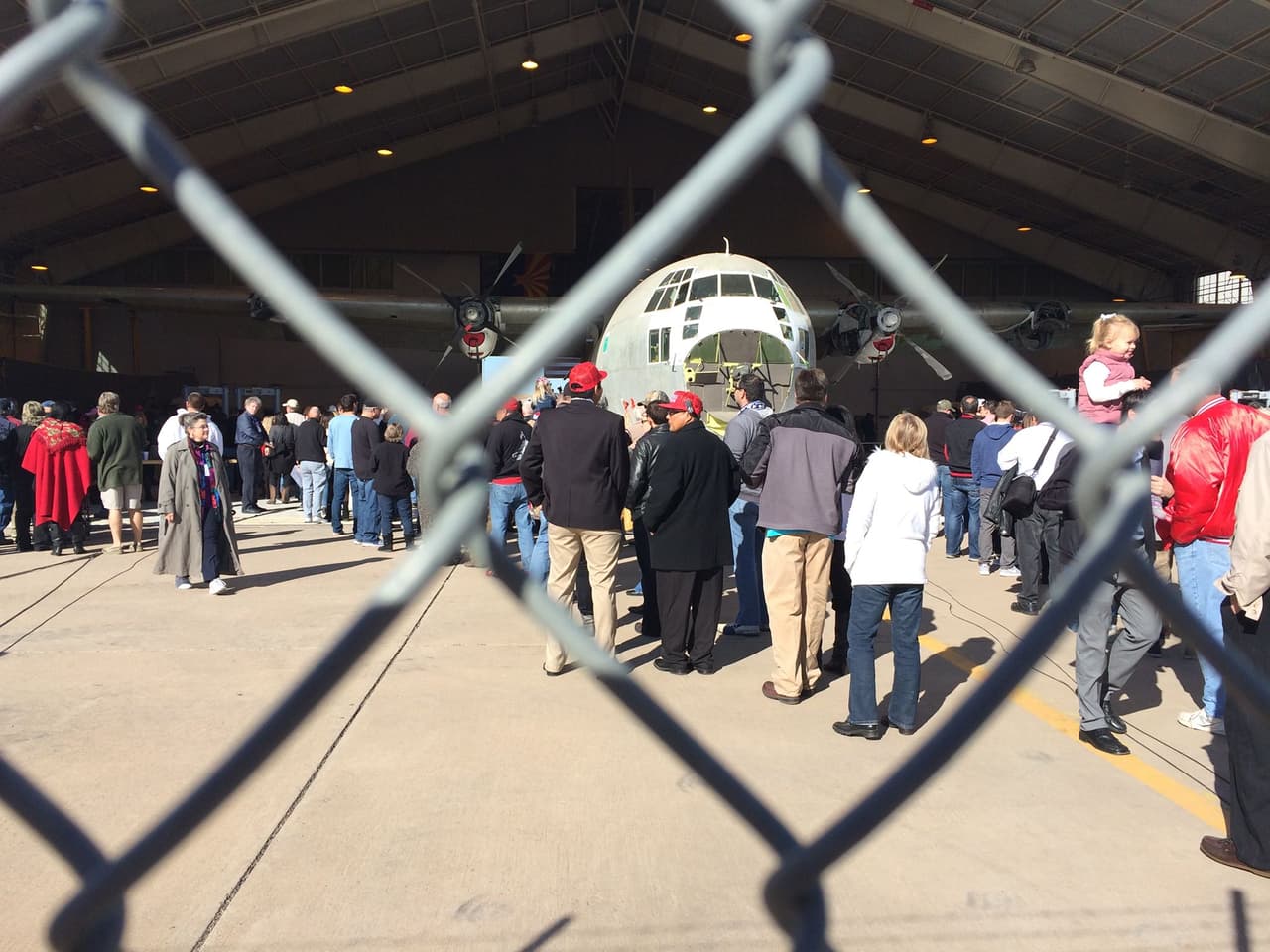 El pre candidato republicano Donald Trump continúa su campaña haciendo una parada en la ciudad de Mesa, donde desde temprano se congregaron sus simpatizantes para recibirlo.