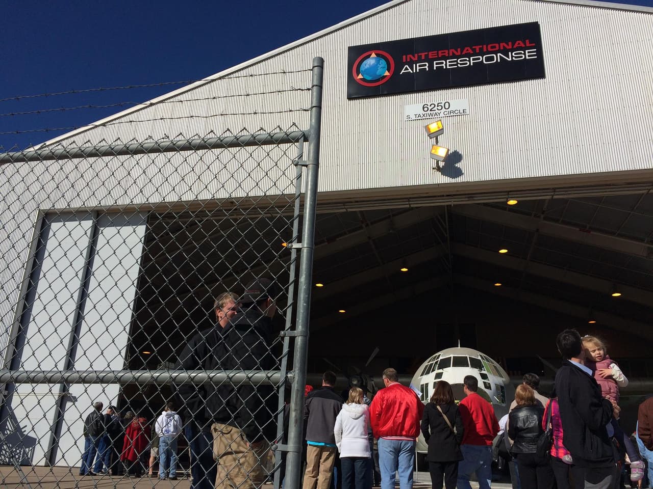 El pre candidato republicano Donald Trump continúa su campaña haciendo una parada en la ciudad de Mesa, donde desde temprano se congregaron sus simpatizantes para recibirlo.