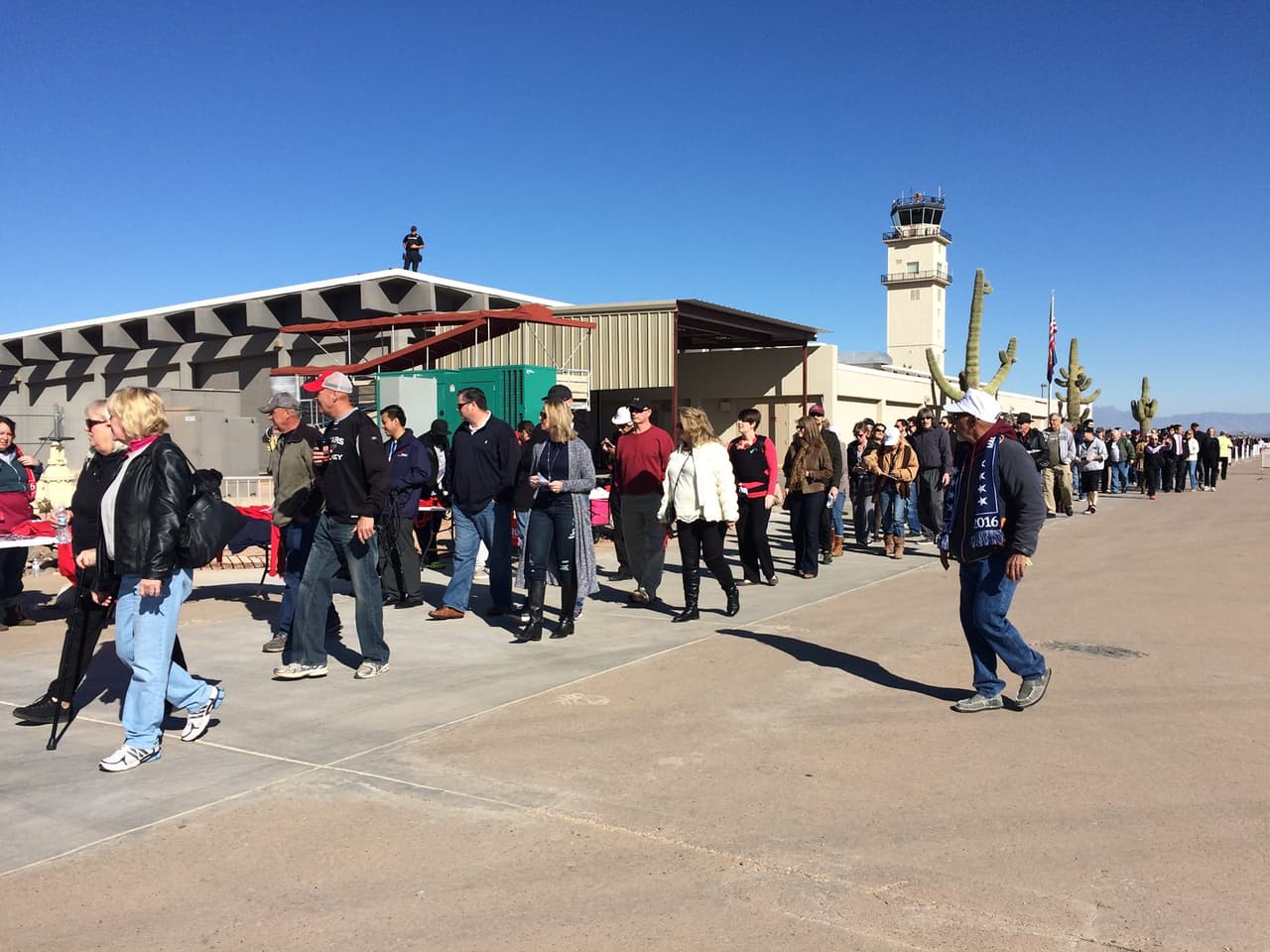 El pre candidato republicano Donald Trump continúa su campaña haciendo una parada en la ciudad de Mesa, donde desde temprano se congregaron sus simpatizantes para recibirlo.