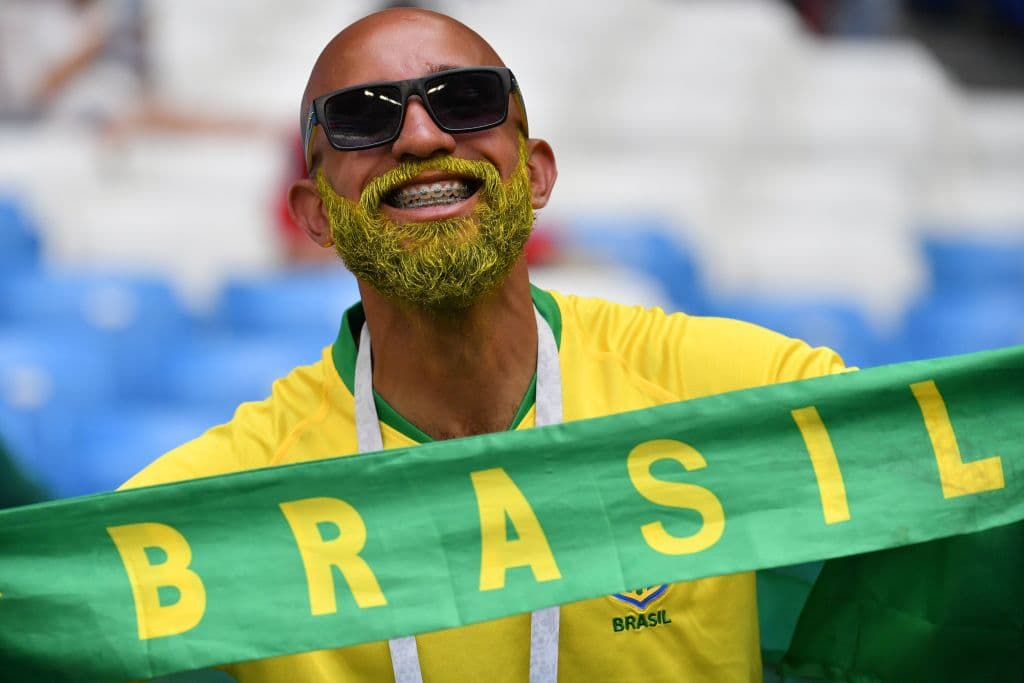 El colorido de los fanáticos de México y Brasil hace parte de una fiesta que se enciende en el Samara Arena en medio del partido de octavos de final entre ambos equipos en el Mundial Rusia 2018.