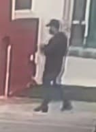 Los videos a los que tuvo acceso el FBI indican que por lo menos cinco sospechosos estuvieron involucrados en el secuestro. Al primero de ellos lo describen como un hombre con vestimenta oscura.