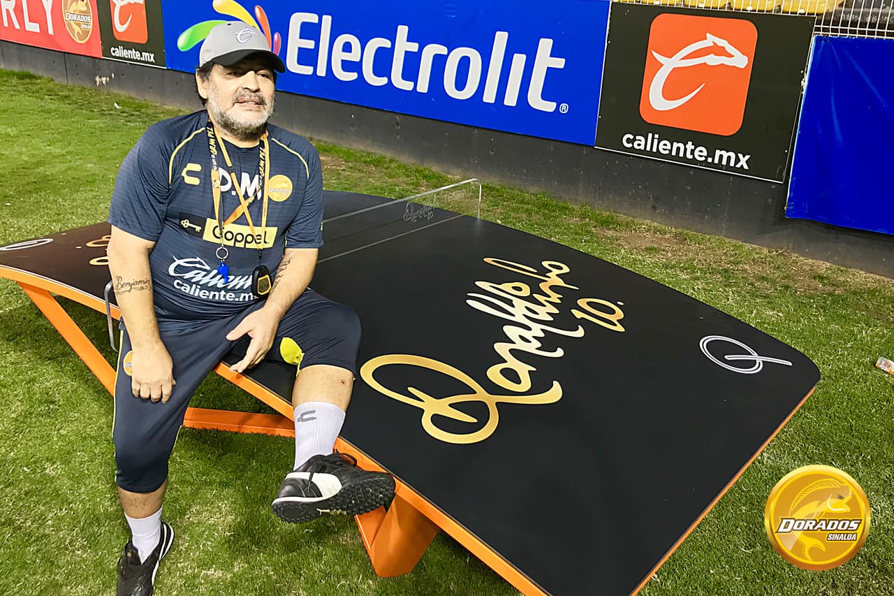 Justo cuando Maradona entrenaba a Dorados, Ronaldinho decidió hacerle un regalo digno del '10' del futbol.