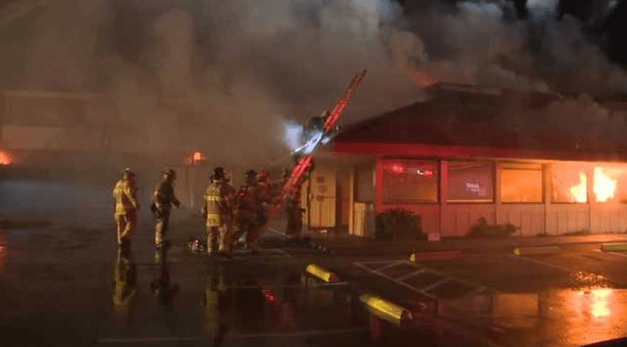 Entrenamiento nocturno sale mal y un bombero cae de un restaurante Denny's en California