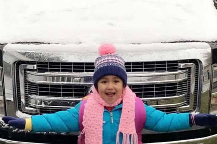 Muchos aprovecharon el raro evento para tomarse fotos, jugar con la nieve y construir el tradicional muñeco navideño.