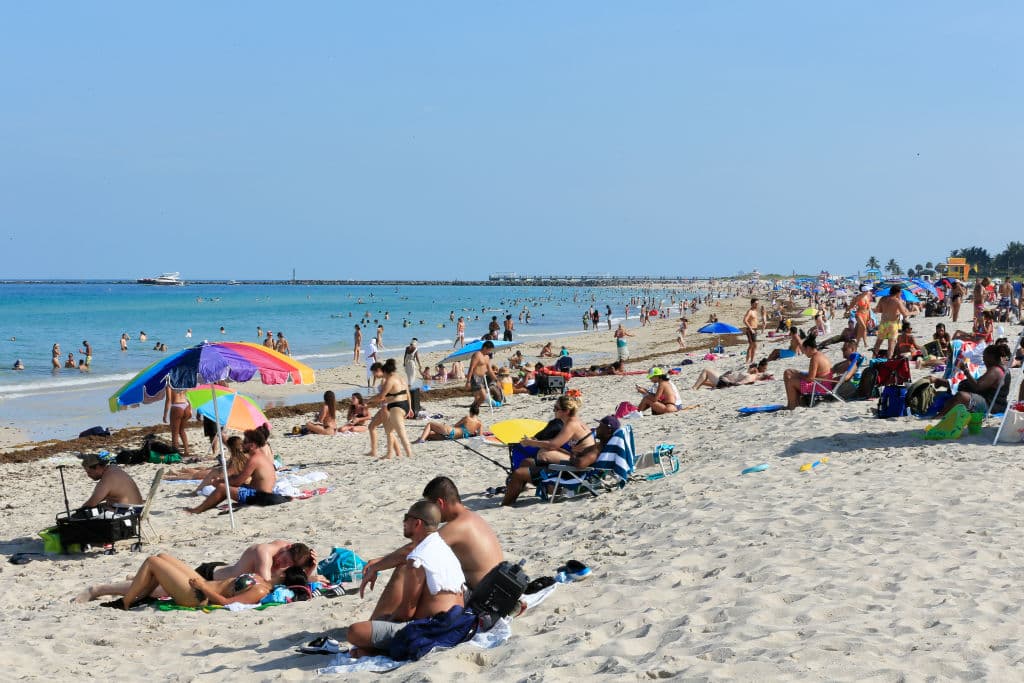 El pasado 10 de junio abrieron las playas del Condado de Miami-Dade y la Ciudad de Miami y cientos de personas acudieron a disfrutar del mar.