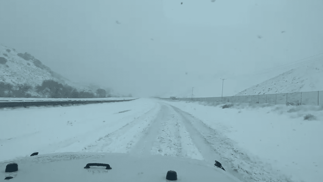 Las condiciones de tormenta favorecen a la extrema sequía en la región. Sin embargo, las condiciones invernales severas, aumentan los peligros, especialmente en las vías, con pavimento congelado y resbaladizo.