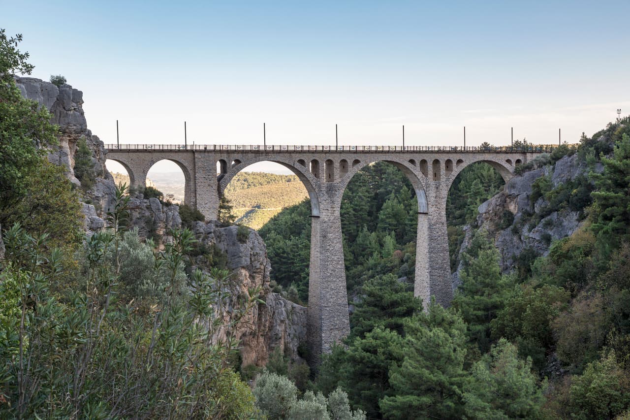 Una joven muere al caer al vacío por hacerse una selfie cerca de un famoso puente de una película de James Bond