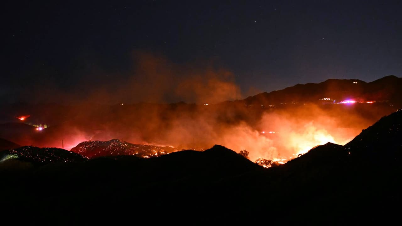 Por vientos de Santa Ana e incendios, unas 70,000 personas se quedan sin energía eléctrica en el sur de California