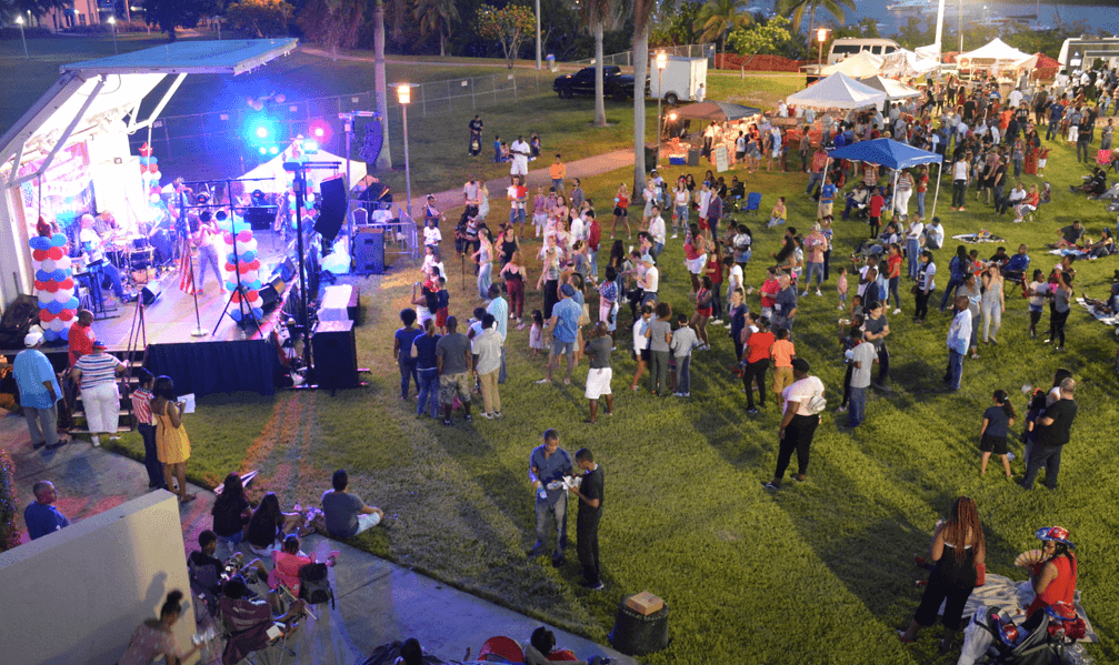 La sede de la Universidad de Florida en Biscayne Boulevard ofrece una noche desde las 6 de la tarde con música, fuegos artificiales, comidas y diversión. La cita es detrás del Centro de Conferencias Roz y Cal Kovens ubicado en 3000 del noreste con la calle 151en North Miami. El estacionamiento es gratis, pueden llevar sillas y mantas para realizar un picnic.
<br>