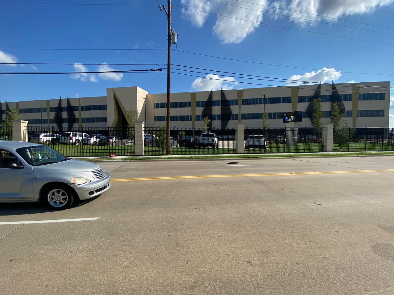 Investigan amenaza en la preparatoria Pinkston del Distrito Escolar de Dallas