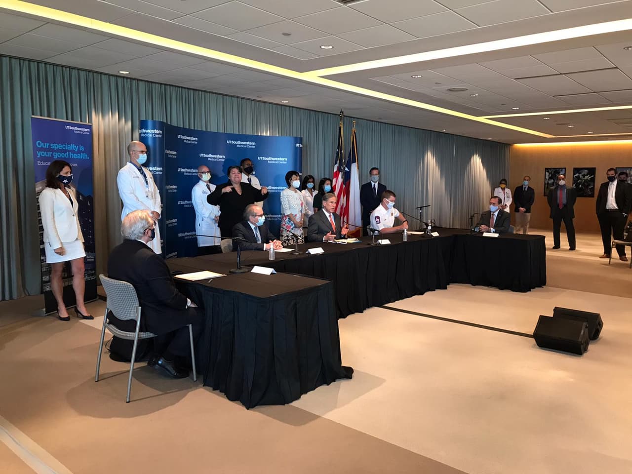 Médicos alertaron además que los hispanos suelen evitar vacunarse cada temporada, por ello la Representante Estatal Victoria Neave, presente en la conferencia de prensa, dijo que trabajar para conseguir vacunas a todos aquellos que no cuentan con seguro médico.
<br>