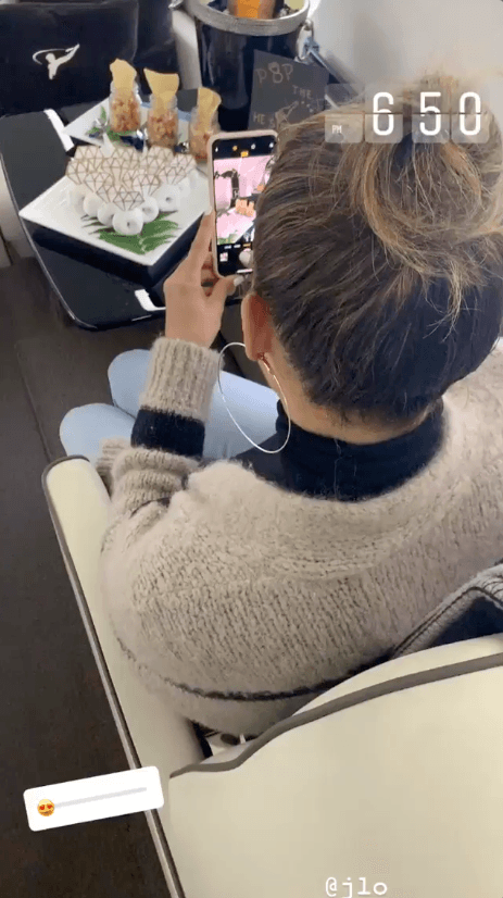 A-Rod compartió en
<b><a href="https://www.instagram.com/stories/arod/" target="_blank">sus stories de Instagram</a></b> una serie de imágenes donde evidenció que llevaron la celebración hasta el cielo, literalmente.